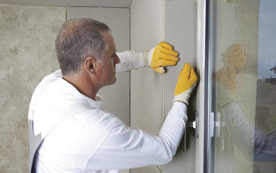 Sogar in Heizkörpernischen und in den Fensterlaibungen kann mit diesem System wirksam und wärmebrückenfrei gedämmt werden.